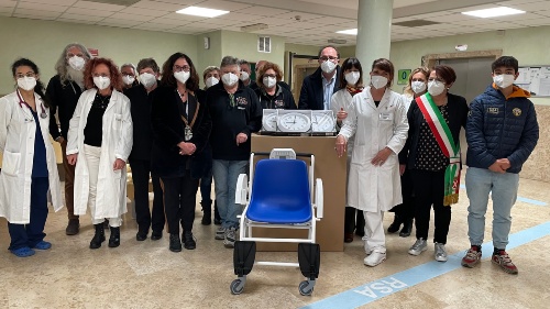 Donazion pe RSA di San Denêl: une belance eletroniche e orlois di mûr de Associazion “Due Pistoni”