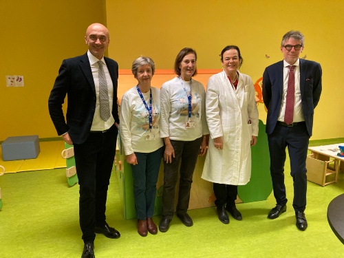 Cliniche pediatriche di Udin: UNICREDIT e done i furniments de sale di spiete graciis ae associazion ABIO