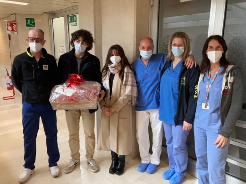 Suesse Spende seitens der Studenten des Gymnasiums Copernico fuer die Krankenpfleger 