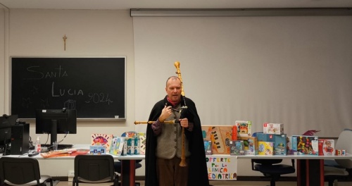 La associazion Musicolics e à donât piçui struments e zûcs ae Cliniche Pediatriche di Udin