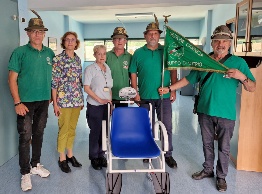 Gli Alpini della sezione di Sutrio donano una sedia pesa persone alla RSA di Tolmezzo