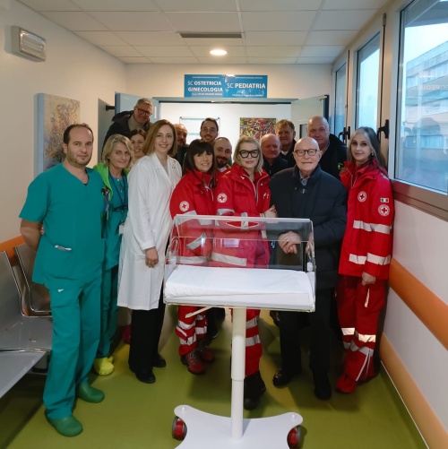 La Crôs Rosse Taliane e regale une scune pe cure dal neonât ae Pediatrie di Tisane