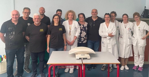 Donazion des associazions “Amici di Borgo Sacco” e “Udinese Club 33038" ae Pediatrie di San Denêl: une belance par pesâ i frutins a pene nassûts 