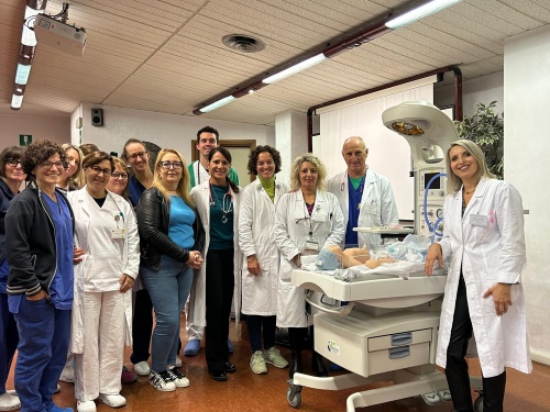 Un dispositîf impuartant che al simule lis manovris di rianimazion sui fruts a pene nassûts al è stât donât al repart di Pediatrie di Tumieç