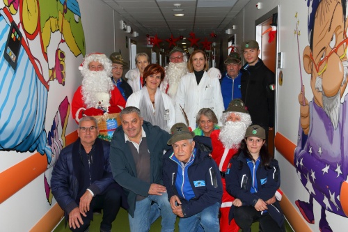 Il Gruppo Alpini di San Giorgio di Nogaro in visita alla Pediatria di Latisana