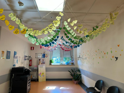 Ostetricie e Gjinecologjie di San Denêl: iniziativis pes futuris mamis e pai neogjenitôrs