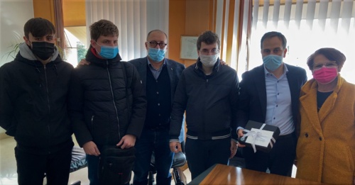 Lo Scriptorium Foroiuliense dona l'agenda 2022 realizzata a mano al Direttore Generale dott. Caporale