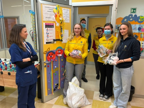 Sport, cûr e teritori: Tara Dragas e il Lions Club a puartin un pocje di ligrie te Pediatrie di Udin