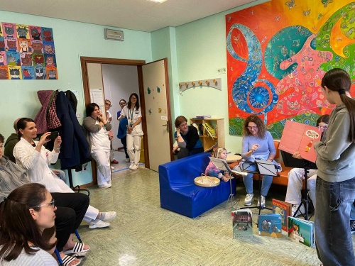 La magia delle parole e della musica arriva in Pediatria a Tolmezzo